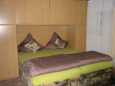 Schlafzimmer_Ehebett